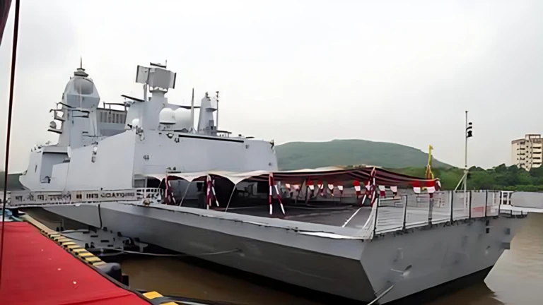 Ấn Độ đưa hai tàu chiến vào biên chế