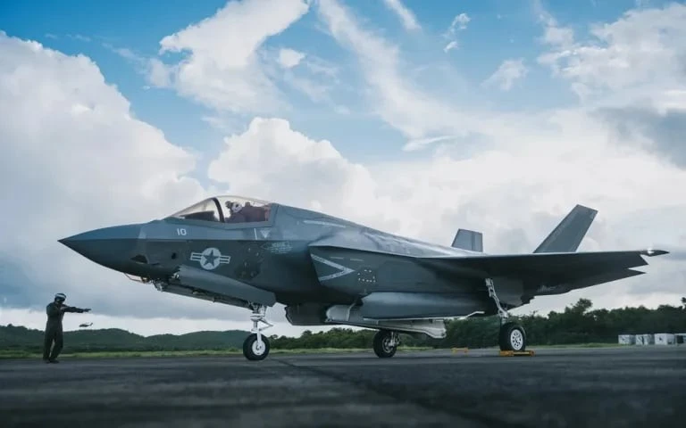 Mỹ công bố hình ảnh mới nhất về 10 máy bay tàng hình F-35 triển khai gần Venezuela