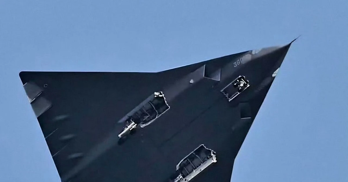 Hai tiêm kích tàng hình thế hệ sáu J-36 cùng xuất hiện trên bầu trời Trung Quốc