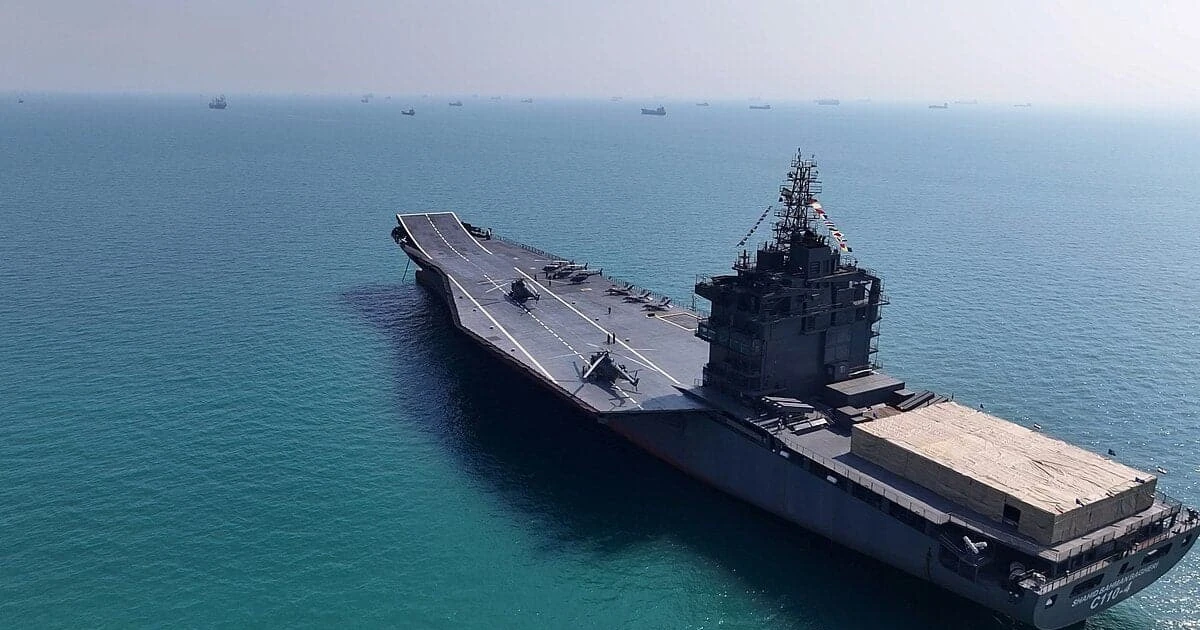 Ảnh vệ tinh tiết lộ tàu sân bay Iran xuất hiện gần eo biển Hormuz