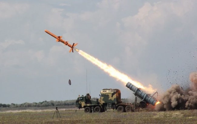 Ukraine lần đầu hé lộ hình ảnh tên lửa tầm xa nội địa, tầm bắn 1.000km