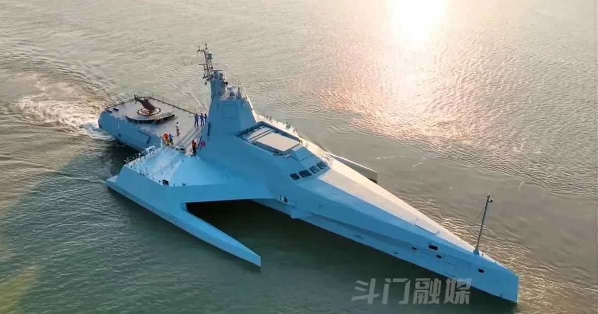 Lộ diện tàu chiến bí ẩn ba thân của Trung Quốc