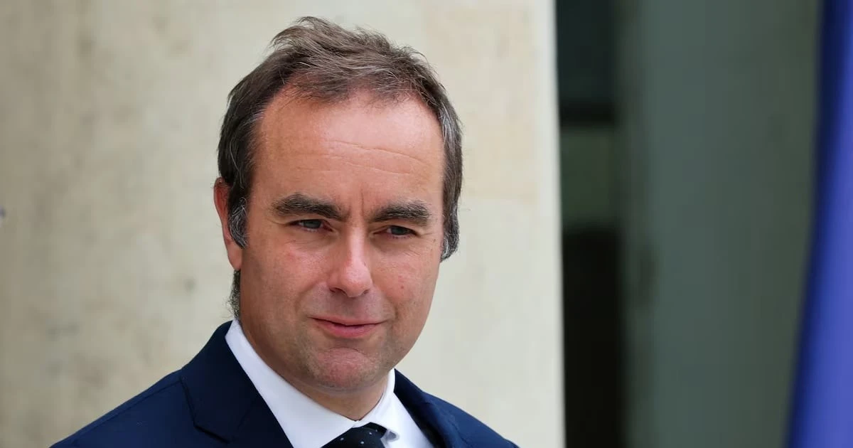 Tổng thống Pháp bổ nhiệm bộ trưởng quốc phòng làm thủ tướng