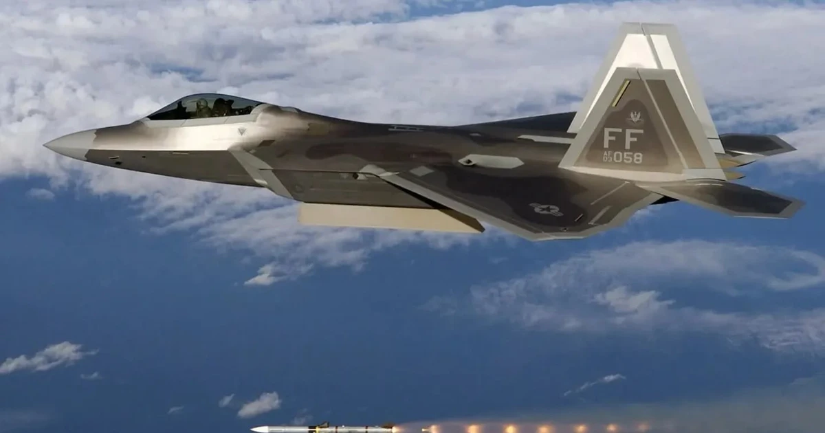 Tiêm kích F-22 phóng tên lửa tầm trung AIM-120 'bay xa chưa từng có'