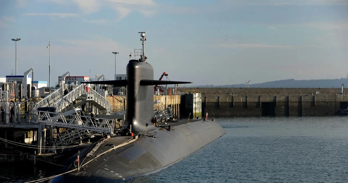 Nhiều UAV lạ xuất hiện trên căn cứ tàu ngầm, Hải quân Pháp nổ súng