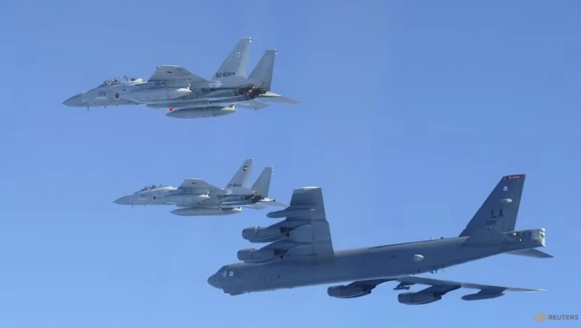 Máy bay ném bom Mỹ phối hợp cùng tiêm kích Nhật bay trên biển Nhật Bản