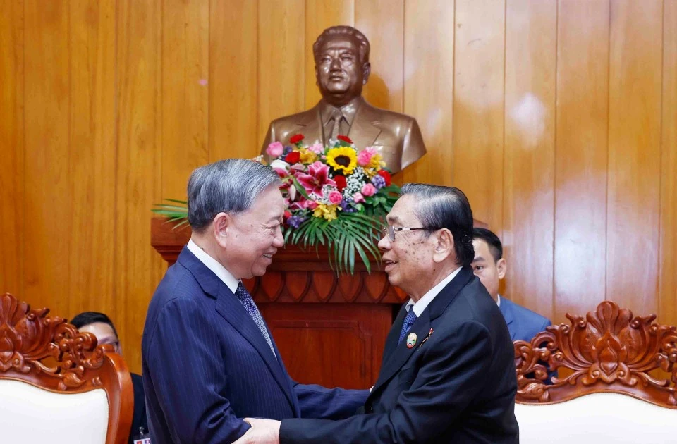 Các nguyên lãnh đạo Lào luôn quan tâm theo dõi sự phát triển của Việt Nam