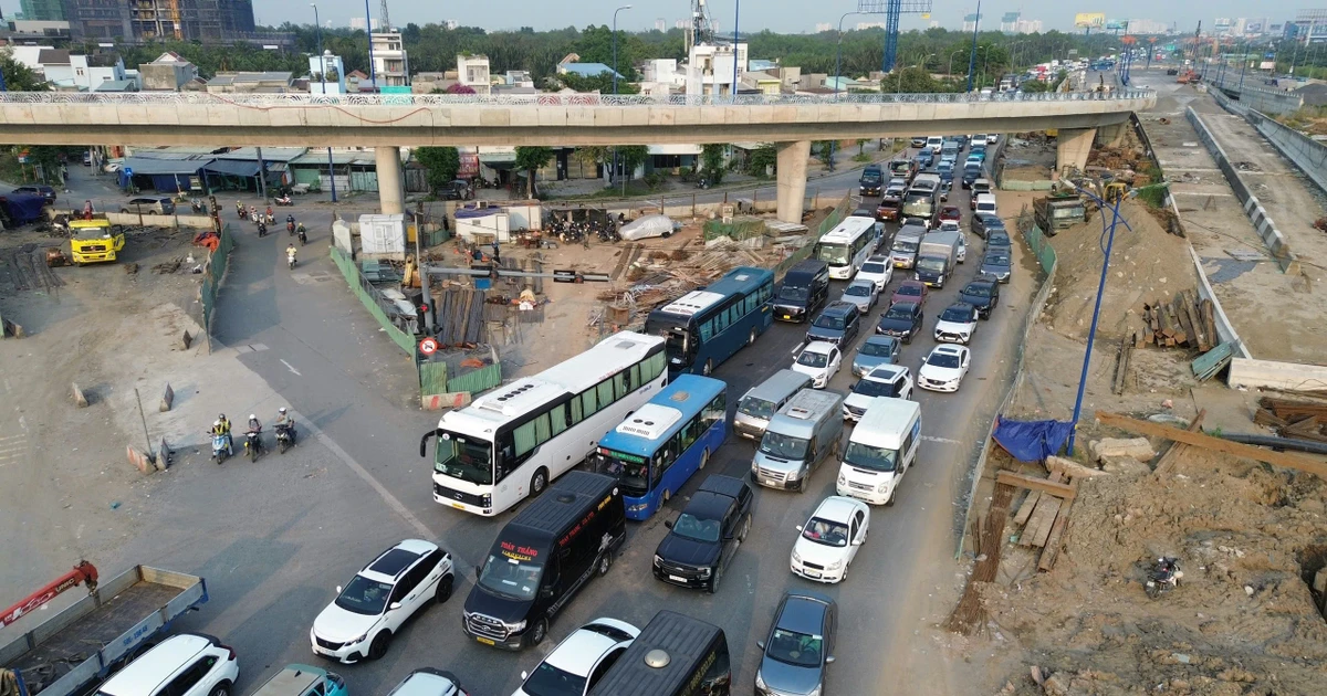 Ùn tắc tại TP HCM trước kỳ nghỉ Tết Dương lịch tại nút giao An Phú