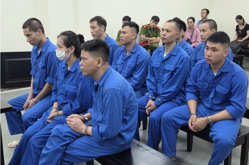 Thuê côn đồ đánh gãy chân, tạt axit 'bồ' của con trai