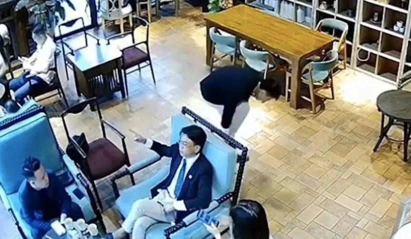'Tổng tài' không thừa nhận ra lệnh đánh nhân viên quán cà phê