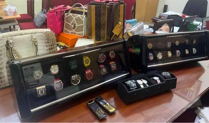 Thu loạt xe sang, hàng chục đồng hồ xa xỉ, túi xách hàng hiệu tại nhà bạn gái của Mr Pips