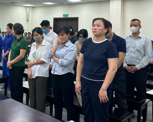Nhóm cựu cán bộ Sở Y tế Hà Nội hầu tòa vì nhận hối lộ để cấp phép cho 686 phòng khám, tiệm thuốc