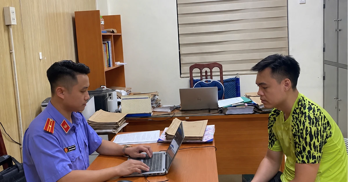 Khởi tố người đàn ông xịt nước vào thợ tháo dỡ nhà sát vách