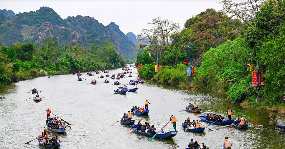 Nhiều người chèo đò chở khách ở Chùa Hương bị lừa 4,4 tỷ đồng xin cấp phép hoạt động