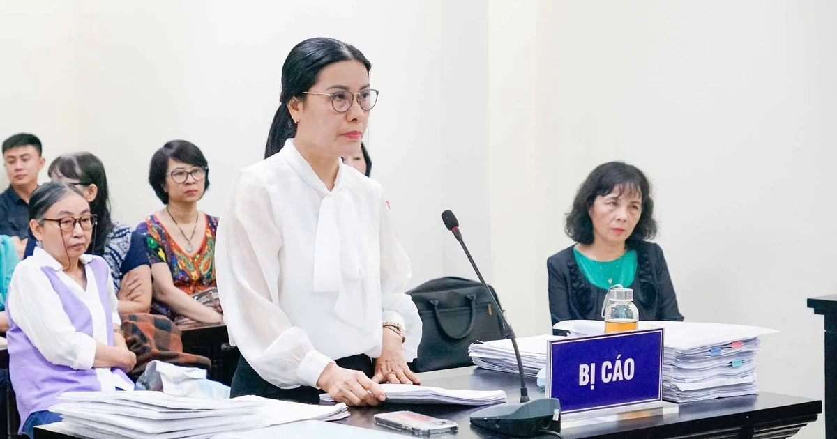 Vụ cựu hiệu trưởng thu tiền học thêm cao hơn quy định: Nhiều người có mặt tại tòa phủ nhận 'vai' bị hại