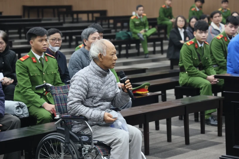 Cựu Tổng giám đốc VICEM khai không quan tâm tiền 'biếu' vì thu nhập cán bộ cả trăm triệu mỗi tháng