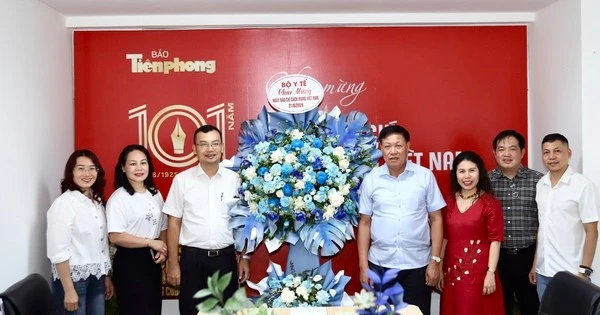 Thứ trưởng Bộ Y tế Đỗ Xuân Tuyên chúc mừng Báo Tiền Phong nhân dịp 101 năm Ngày Báo chí Cách mạng Việt Nam