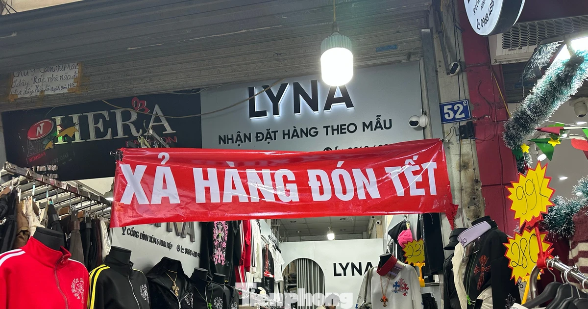 Vừa mở cửa trở lại, chợ Ninh Hiệp đã đua nhau 'xả hàng Tết'