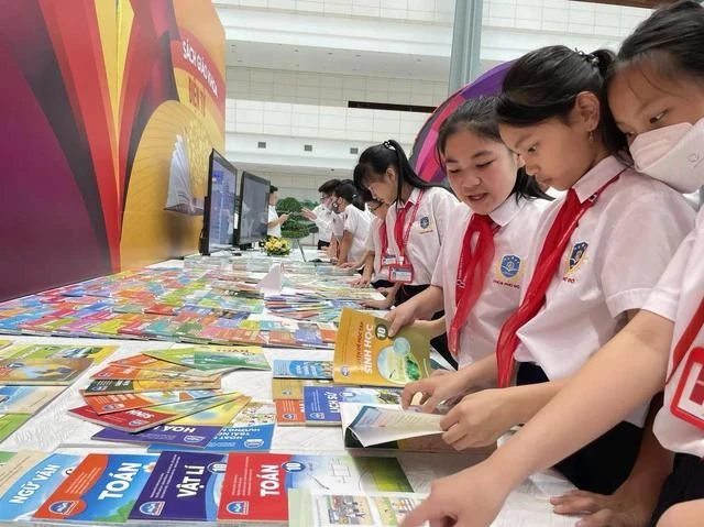 Hà Nội sẽ thực hiện miễn phí sách giáo khoa theo lộ trình từ năm học 2026-2027