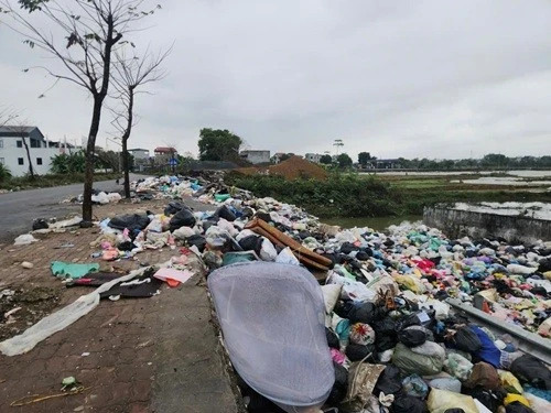 Chủ tịch Hà Nội chỉ đạo xử lý ngay bãi rác lộ thiên gây ô nhiễm khu dân cư