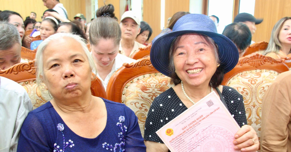 200 hộ dân di dời làm cầu Trần Hưng Đạo và cầu Tứ Liên nhận 'sổ đỏ' nơi ở mới