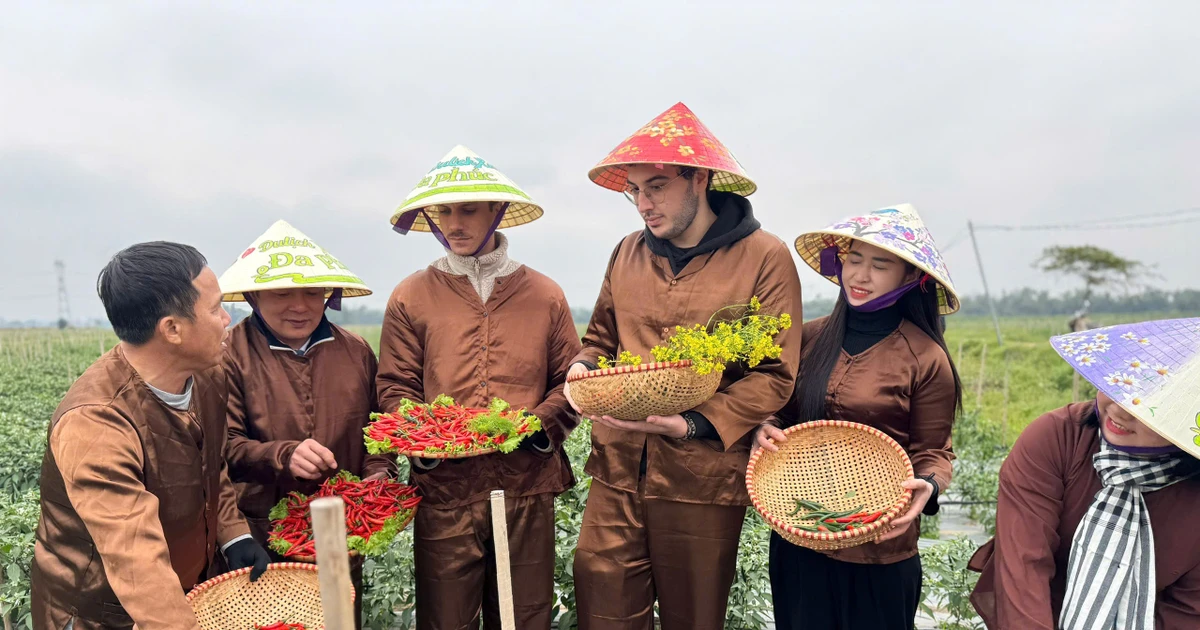 Du khách trải nghiệm cuộc sống của nông dân ven sông