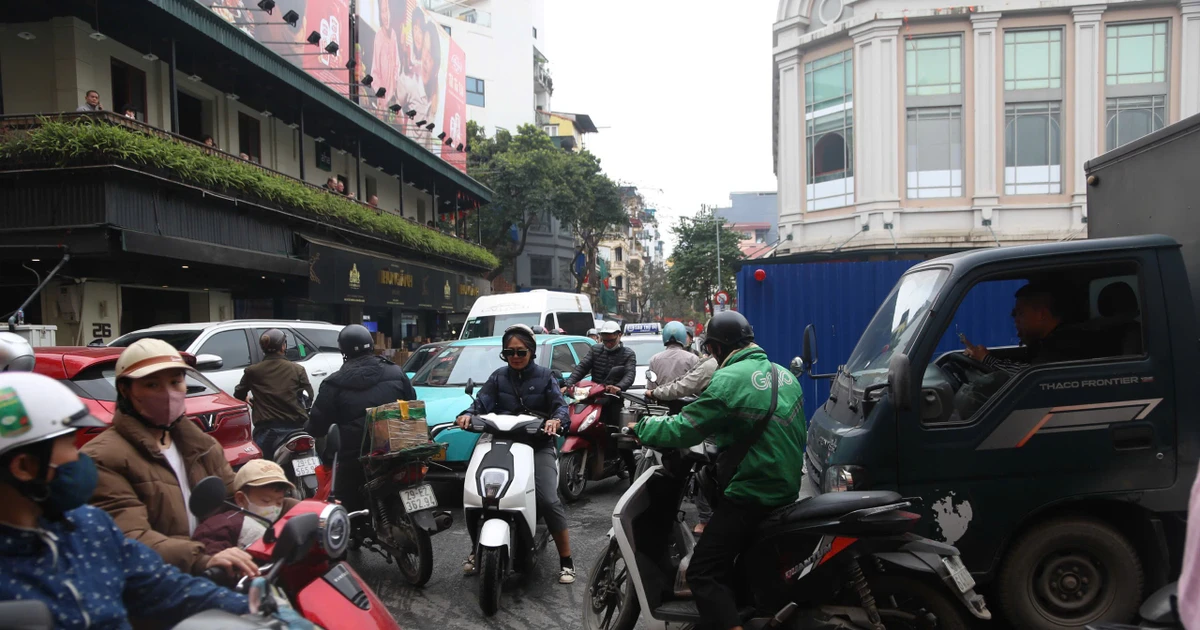 Hà Nội: Dựng ‘lô cốt’ xây bể ngầm chống ngập, khu vực chợ Hàng Da kẹt xe