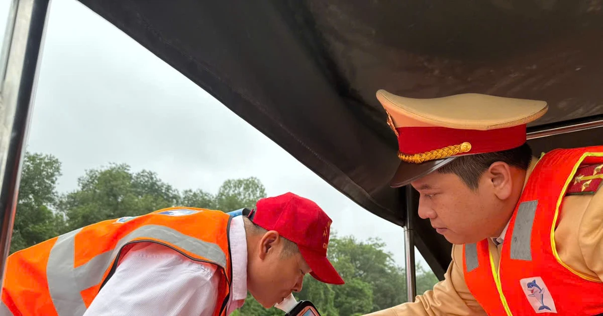 CSGT 'lập chốt' kiểm tra nồng độ cồn lái đò Chùa Hương
