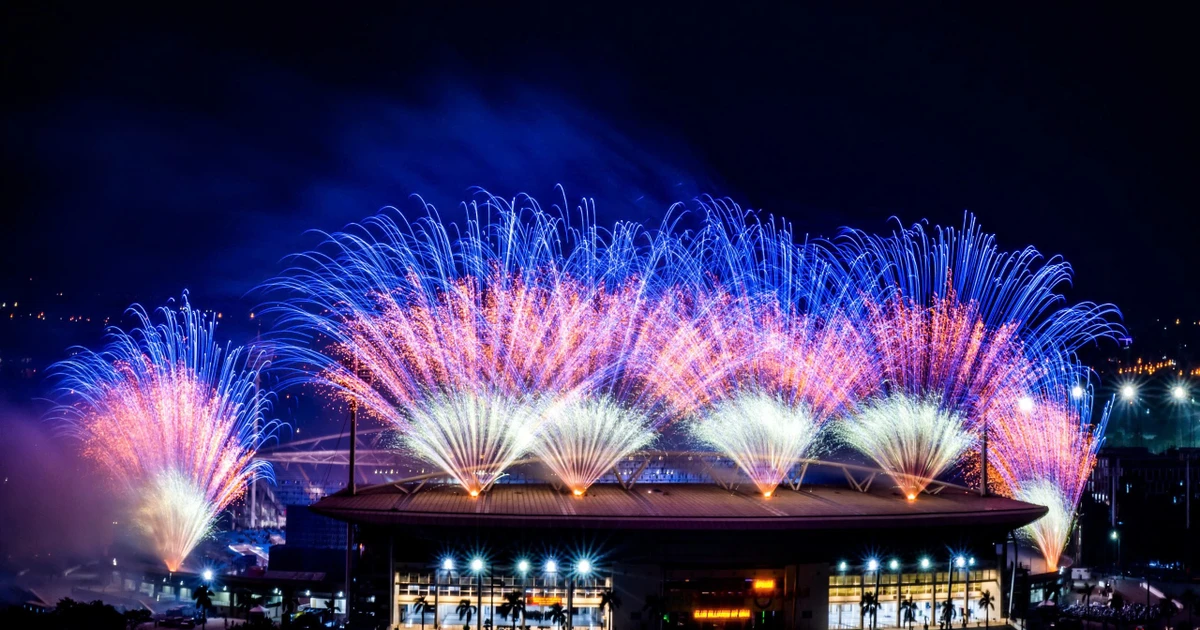 Đêm nghệ thuật 'Dưới lá cờ vẻ vang của Đảng' và màn trình diễn pháo hoa chưa từng có