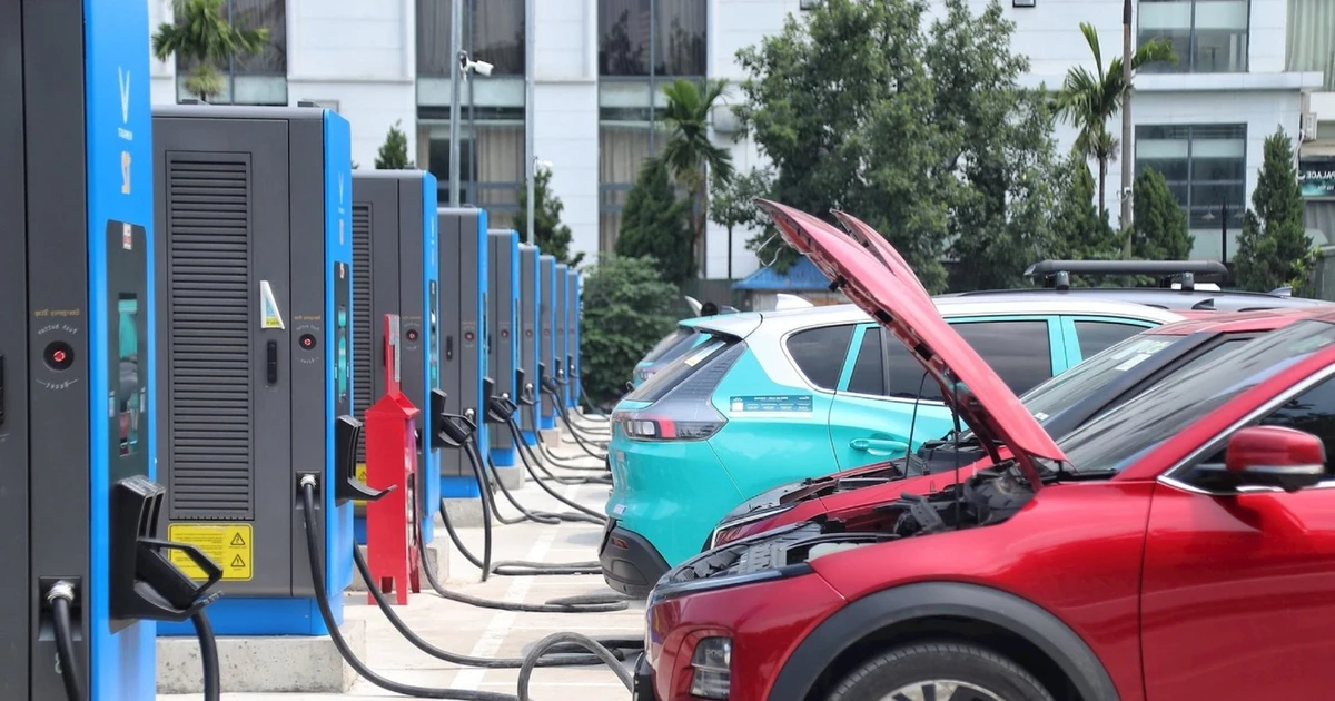 Hà Nội: Toàn bộ taxi sử dụng xe điện, năng lượng xanh chậm nhất vào năm 2030