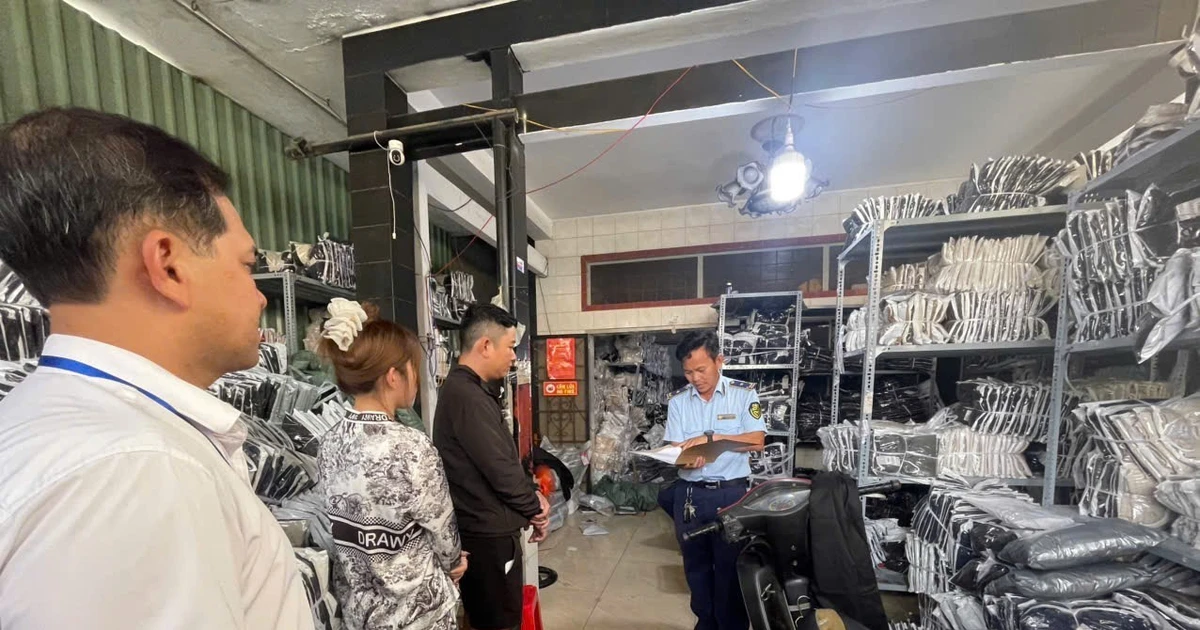 TPHCM phát hiện hơn 1.500 áo khoác 'ba không' chào bán ở chợ mạng