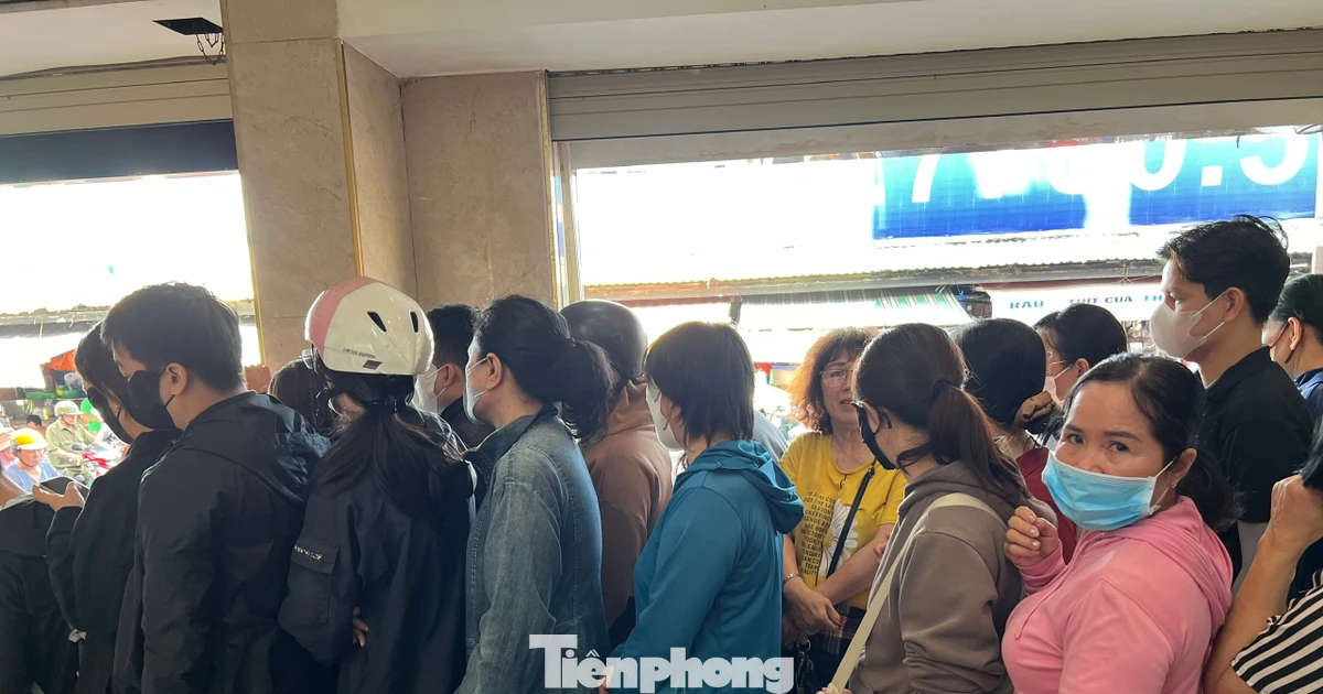 Căng thẳng, hồi hộp xếp hàng mua... vàng