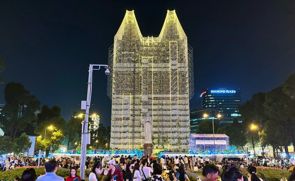 Những điểm hẹn Noel đẹp lung linh ở TPHCM, nườm nượp người 'check-in'