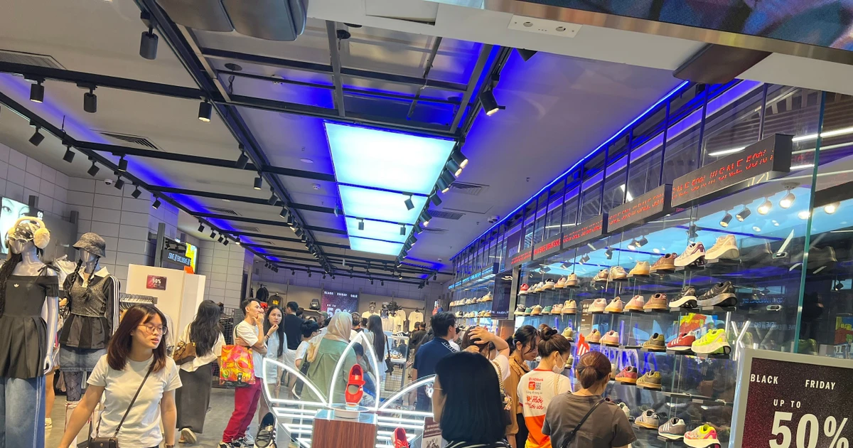 Tín đồ thời trang TPHCM nườm nượp săn Black Friday sớm