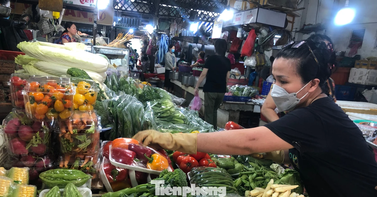 Rau xanh ở TPHCM nơi tăng giá, nơi giảm sâu