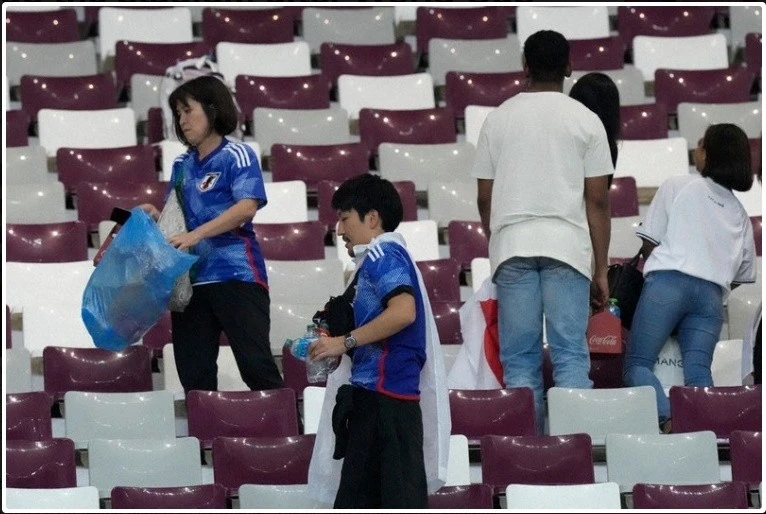 Vì sao người hâm mộ bóng đá Nhật Bản dọn dẹp sân vận động sau các trận đấu World Cup?