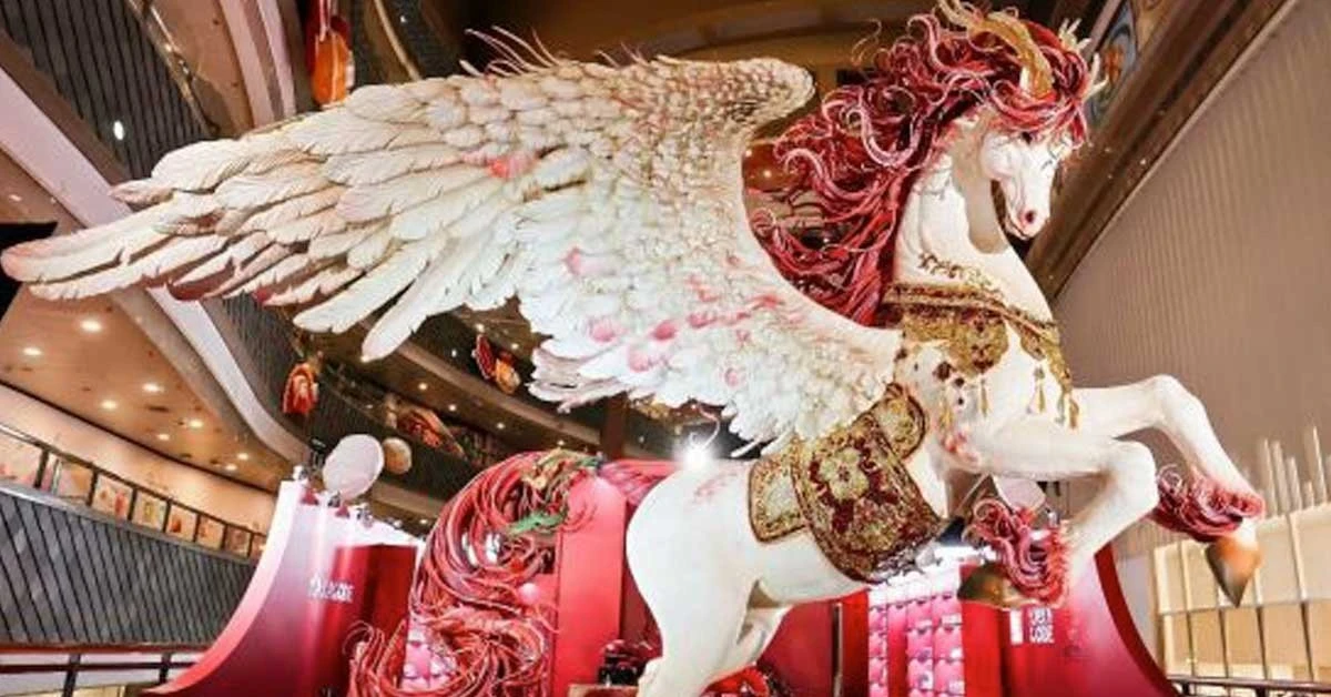 Một con ngựa khổng lồ làm từ đường, cao 4 mét cập bến Thượng Hải 'gây sốt' cõi mạng