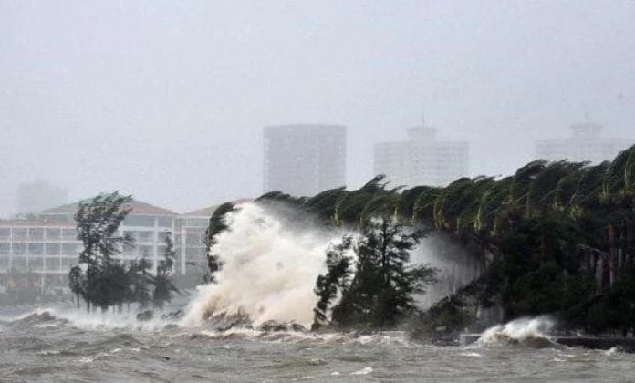 Trung Quốc nâng mức cảnh báo, sơ tán 150.000 người trước khi bão Matmo đổ bộ