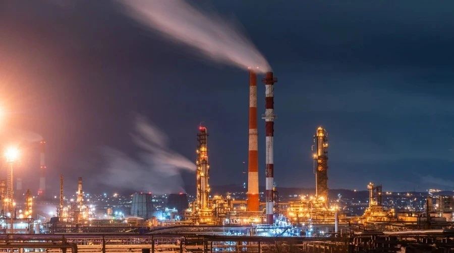 Máy bay không người lái tấn công nhà máy lọc dầu 90 năm tuổi của Nga