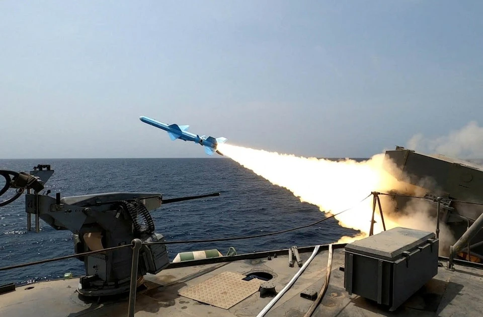 Iran tập trận phô diễn năng lực, tên lửa và máy bay không người lái đồng loạt khai hỏa