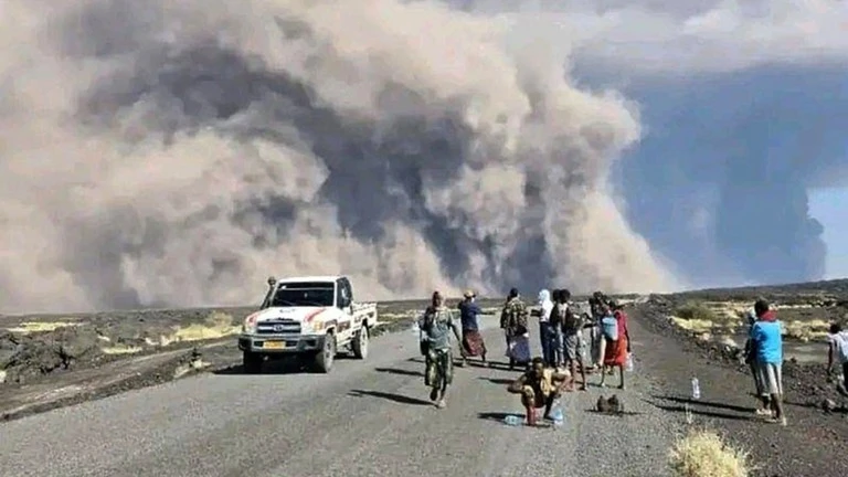 Núi lửa lần đầu tiên phun trào sau 12.000 năm, nhân chứng mô tả 'nổ như bom'