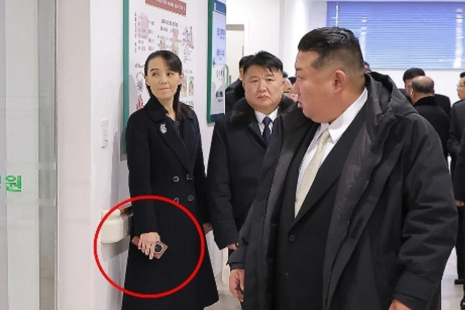 Em gái Chủ tịch Triều Tiên dùng điện thoại gập của Trung Quốc?