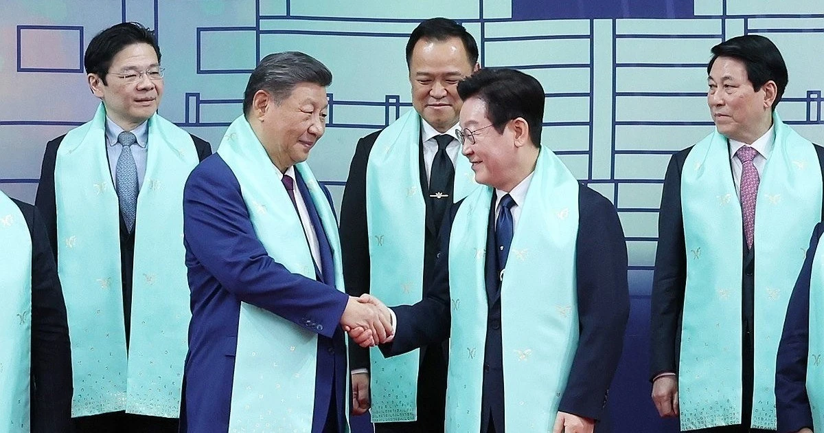 Bế mạc hội nghị cấp cao APEC: Các nhà lãnh đạo chụp ảnh cùng khăn truyền thống của Hàn Quốc