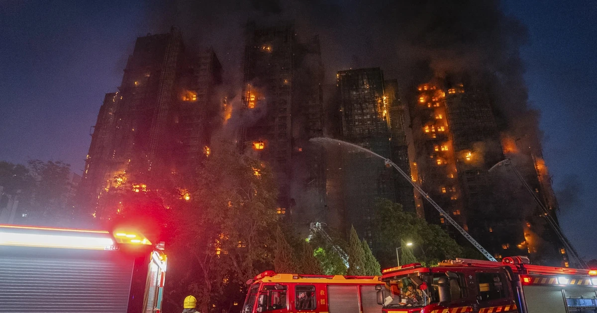 Đám cháy kinh hoàng ở Hồng Kông (Trung Quốc): Người dân chết lặng nhìn dãy nhà cao tầng bốc cháy như đuốc