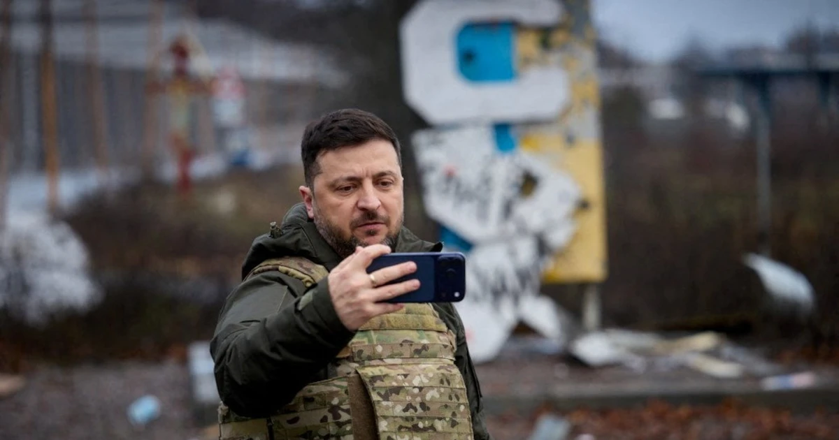 Tổng thống Ukraine mặc áo chống đạn đến Kupiansk sau chiến thắng quan trọng