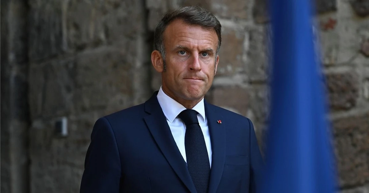 Giữa lúc rối ren, Tổng thống Pháp đi dạo một mình bên bờ sông Seine