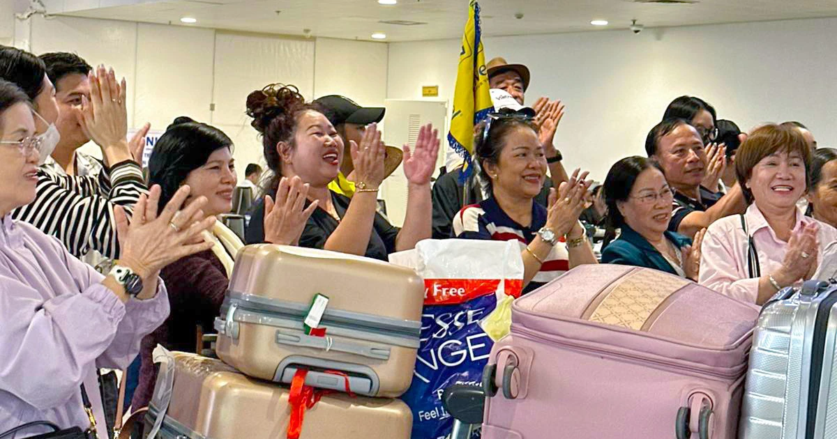 Khách Việt từ Trung Đông vỡ òa khi máy bay hạ cánh Nội Bài
