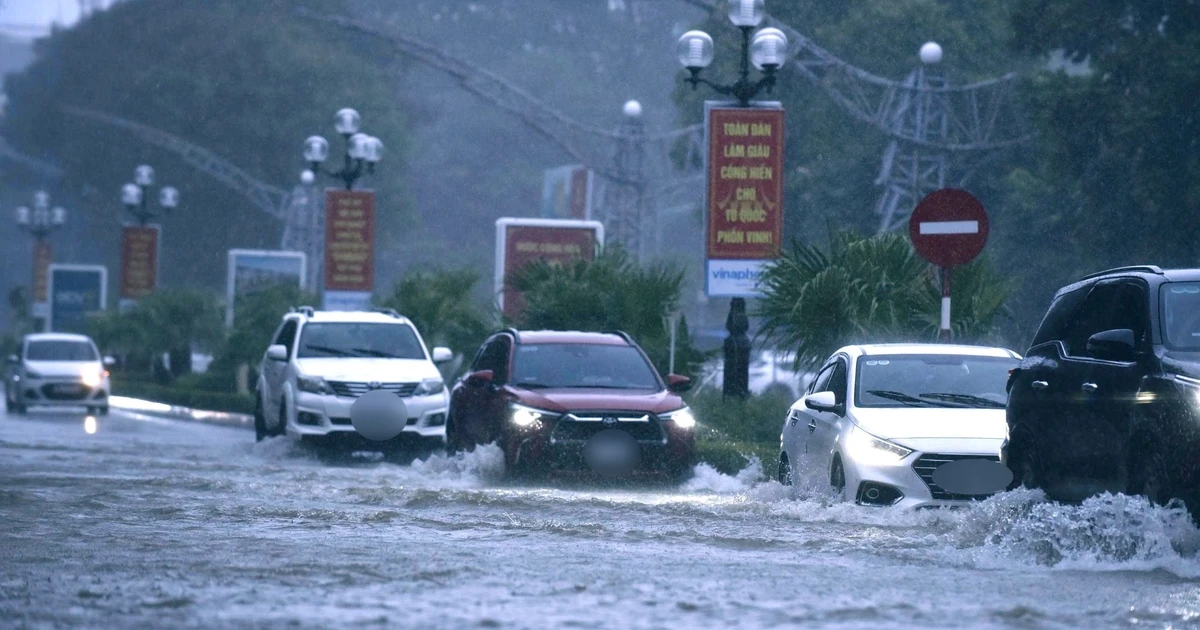 Phố biến thành sông, người dân bì bõm đẩy ô tô chết máy giữa gió bão