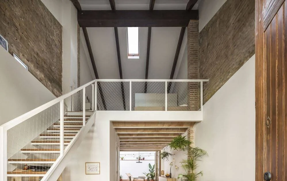 Nhà ống mở rộng công năng lên 100m2 nhờ gác lửng