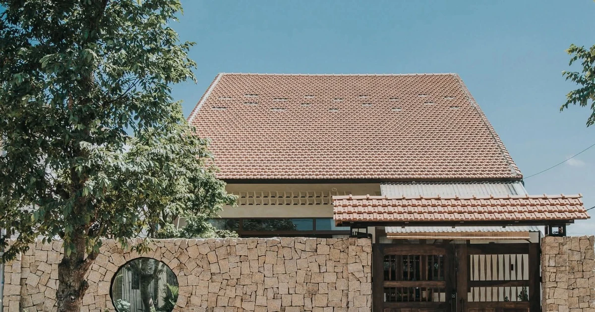 Hai vợ chồng về quê xây căn nhà bên ngoài truyền thống, bên trong hiện đại